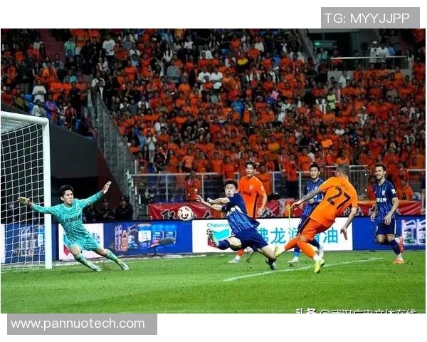 中超联赛焦点对决上港队迎战劲敌全力争胜展现球队实力